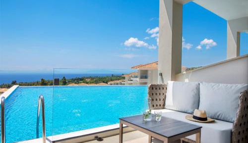 DELUXE FAMILY ROOM SHARING POOL