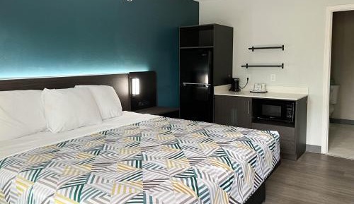King Room with Roll-in Shower - Disability Access - Non-Smoking