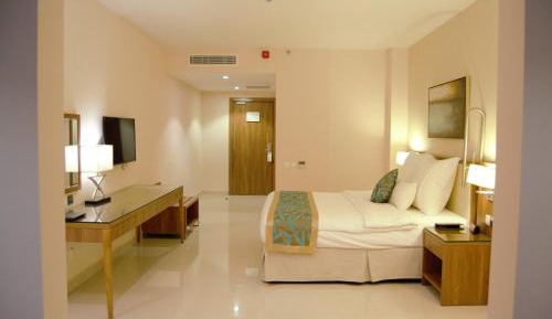 King Room with Roll-In Shower and Balcony - View/Non-Smoking