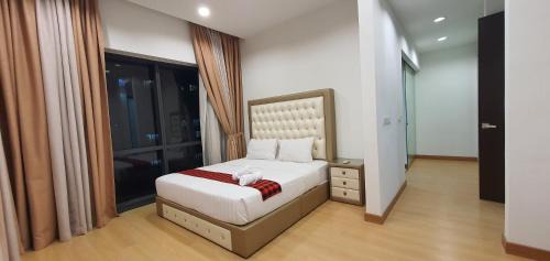 Three-Bedroom Apartment with Balcony
