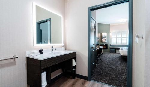 King Room with Accessible Tub - Mobility Access