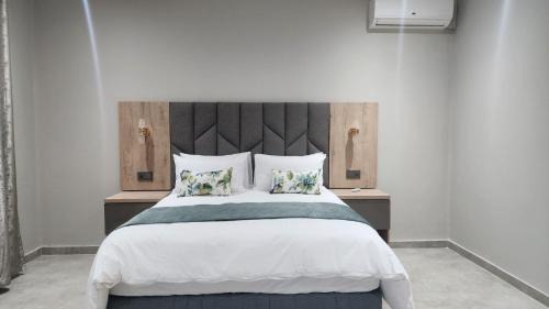 Deluxe Queen Suite
