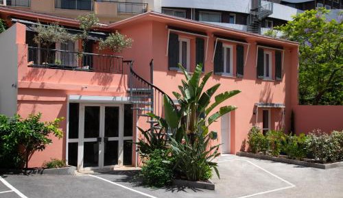 Large Studio with Terrace - Staircase Access