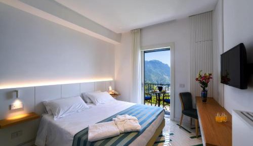 Deluxe Double Room with Balcony and Sea View