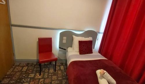 Single - Room 3 - En-Suite (Middle floor, city view)