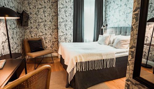 Superior Queen Room (55 in bed)
