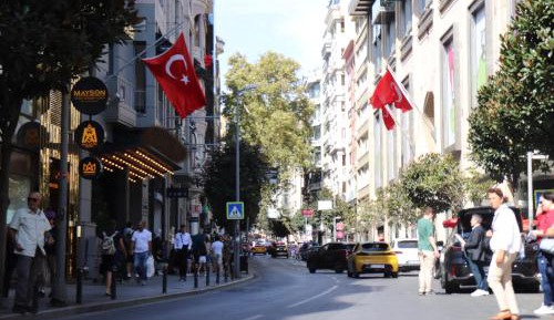 Two Bedrooms Suite with 1 Queen 2 Twin Beds