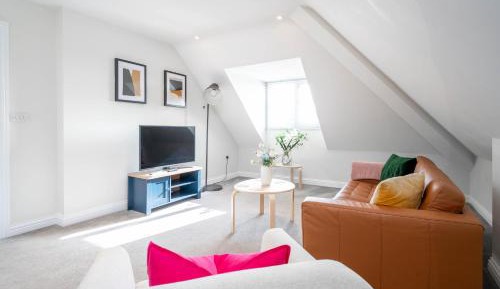 Deluxe One-Bedroom Apartment with City View