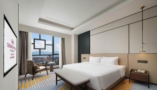 One-Bedroom King Suite - Lounge Access