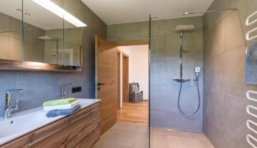 Three-Bedroom Apartment with Shower