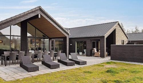 Seven-Bedroom Holiday Home