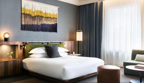 Deluxe King Room with Bathtub - Mobility Accessible