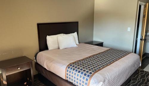 Construction crew 1 King bed (East Outdoor)