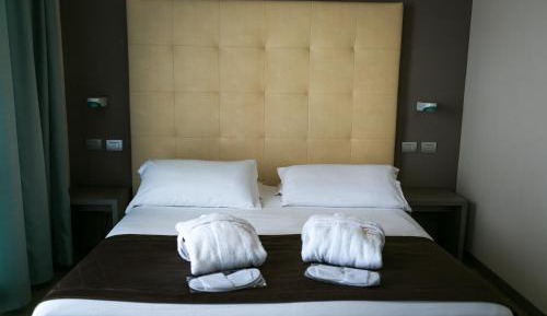 Lateral sea view Classic Double Room with Balcony and pool access