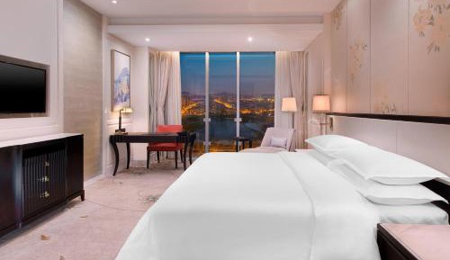Guest room, 1 King, City view