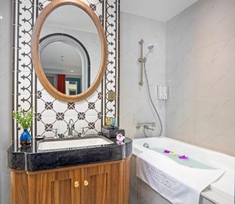 One Bedroom Sea View Apartment with Bacolny, Bathtub