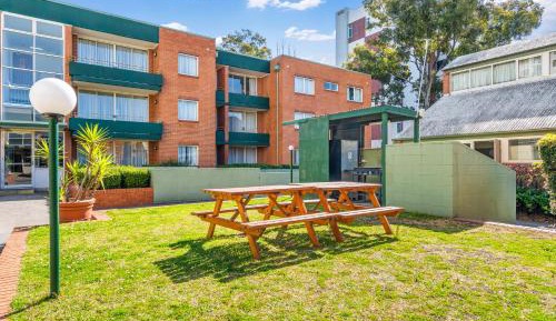 Executive One-Bedroom Apartment-Daily Housekeeping
