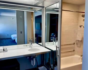 King Room with Adapted Tub - Mobility Accessible