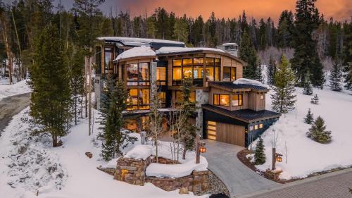 Eight-Bedroom Holiday Home