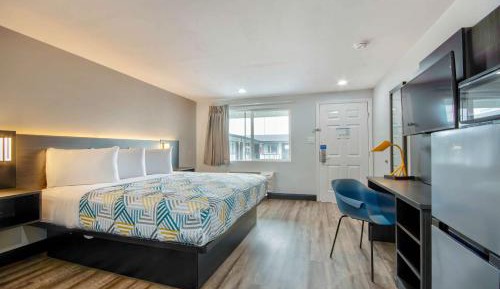 King Room with Roll-in Shower - Disability Access - Non-Smoking