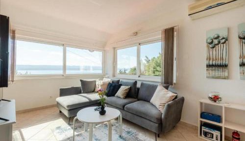 Apartment with Terrace and Sea View
