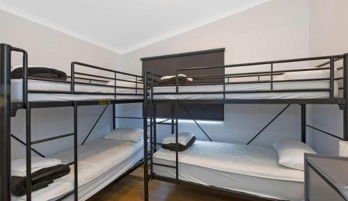Superior Villa - Sleeps 6 - Dog Friendly