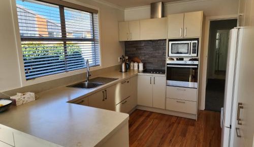 Apartment with Mountain View (253 Highgate)