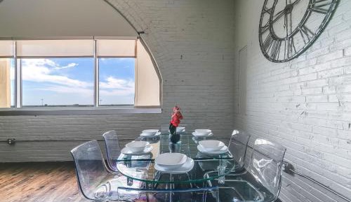 Spacious 2BR Loft|Pool+Desk+Valet