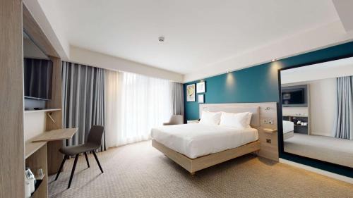 Queen Room with City View