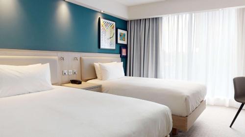 Queen Room with Single Bed