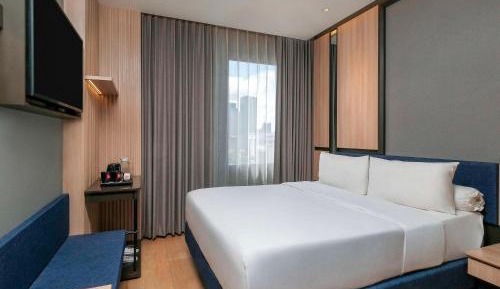 Classic Queen Room - City Side