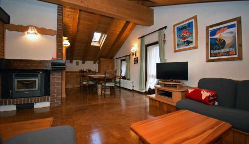 Apartment with Mountain View