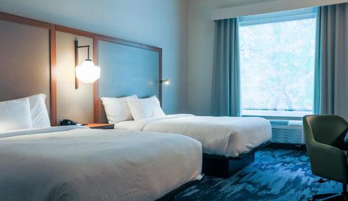 Queen Room with Two Queen Beds with Adapted Tub and Partial Lake View - Mobility and Hearing Accessible