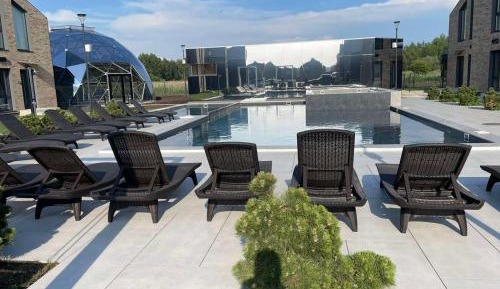 Apartment with Pool View 