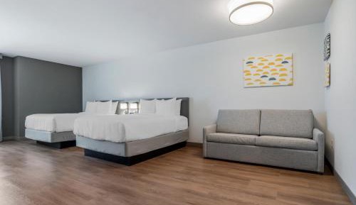 Queen Suite with 2 Queen Beds/Sofabed - Disability Access - Non Smoking