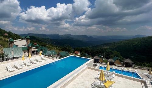 Apartment with Pool View 