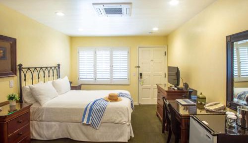 Deluxe Queen Room