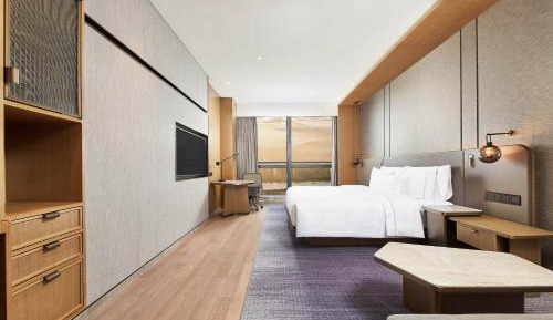 Guest room 1 King, River view