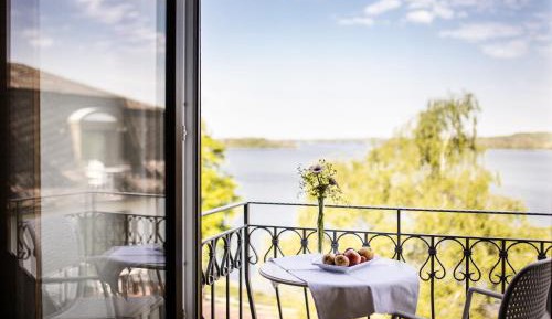 Standard Double Room - Lake View French Balcony
