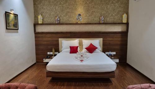 Deluxe Double Room (2 Adults + 1 Child)