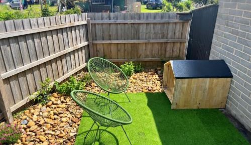 Queen room with courtyard (pet friendly)