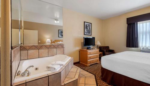King Suite with Spa Bath - Non-Smoking