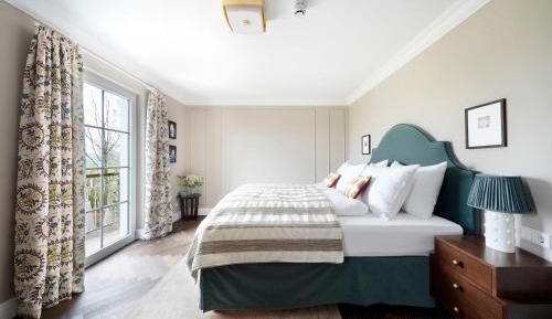 Medium Room with Balcony