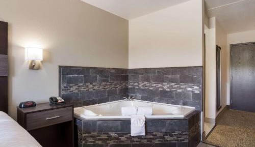 King Room with Hot Tub - Non-Smoking/No Pets