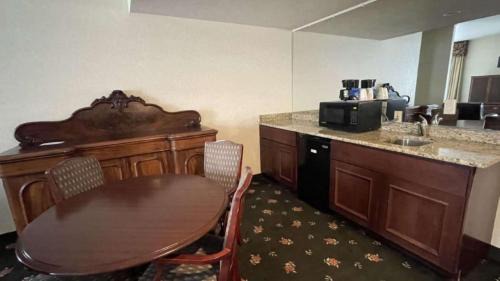 King Suite with Sofa Bed and Kitchenette - Non-Smoking