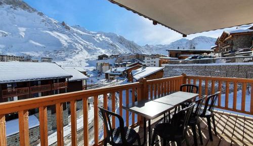 Apartment with Mountain View