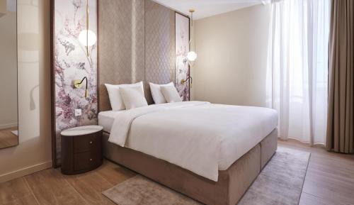 Premium King Room with Lake View and Balcony