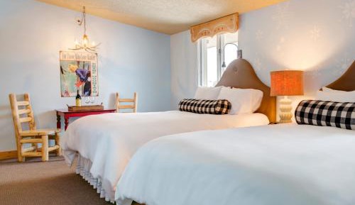 Boynehof Two Queen Hotel Room