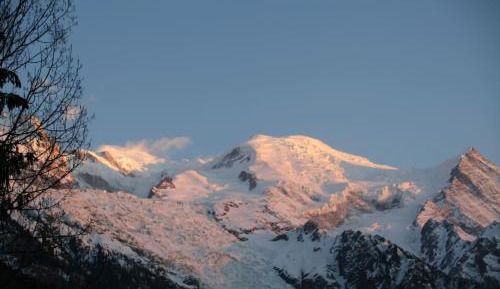 Apartment with Mountain View