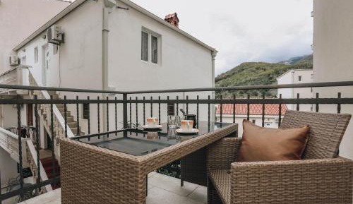 One-Bedroom Apartment with Balcony